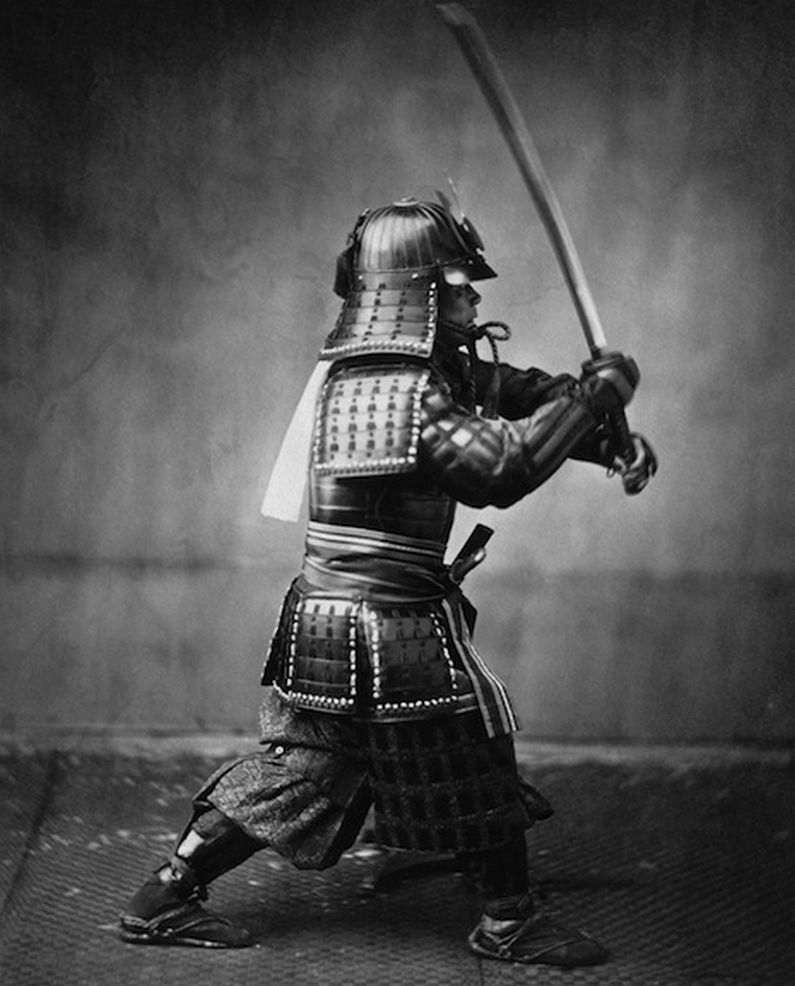 Samurai schwingt Schwert für das Foto