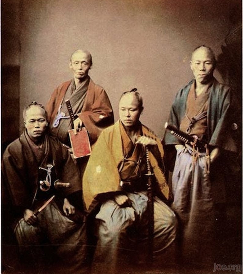  Samurais mit Buch über englische Literatur