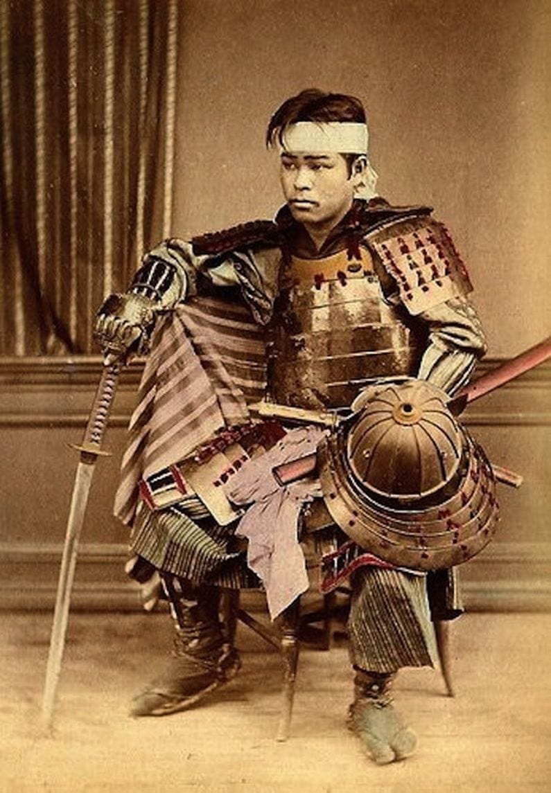 Junger Samurai sitzt am Sessel