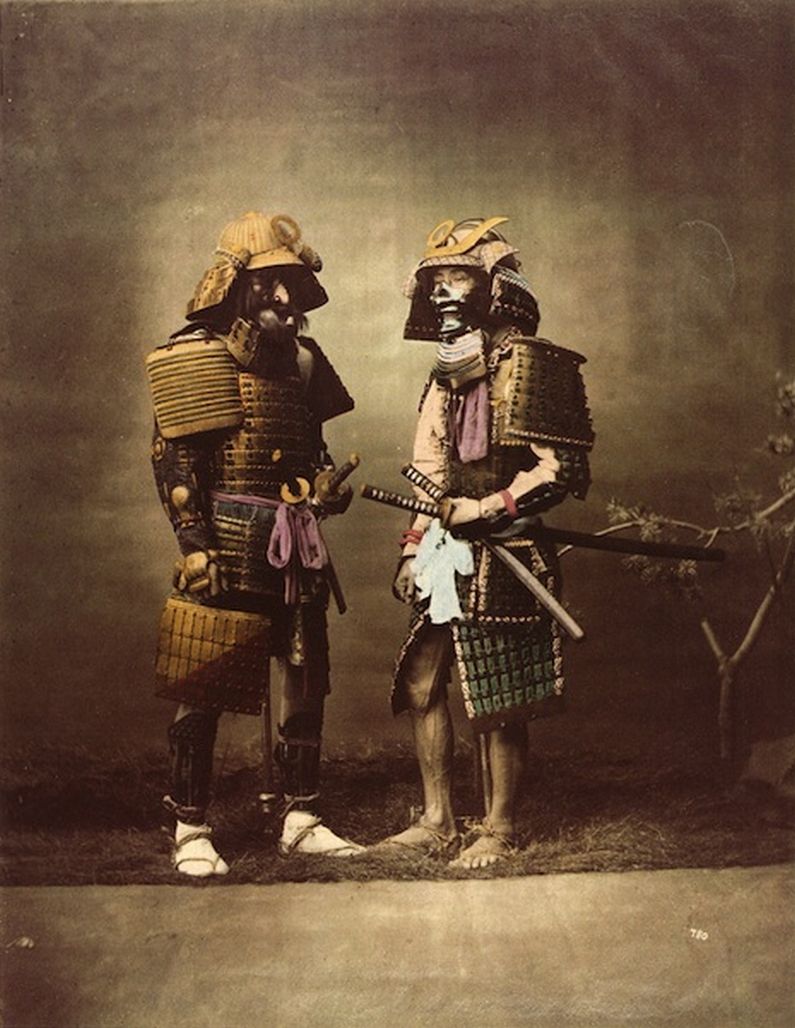 Zwei Samurai in voller Rüstung